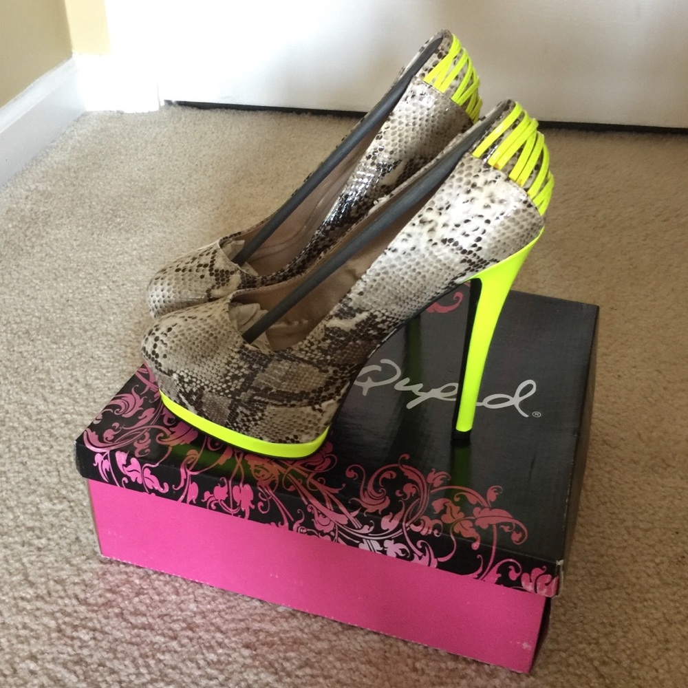 Women’s heels size 8